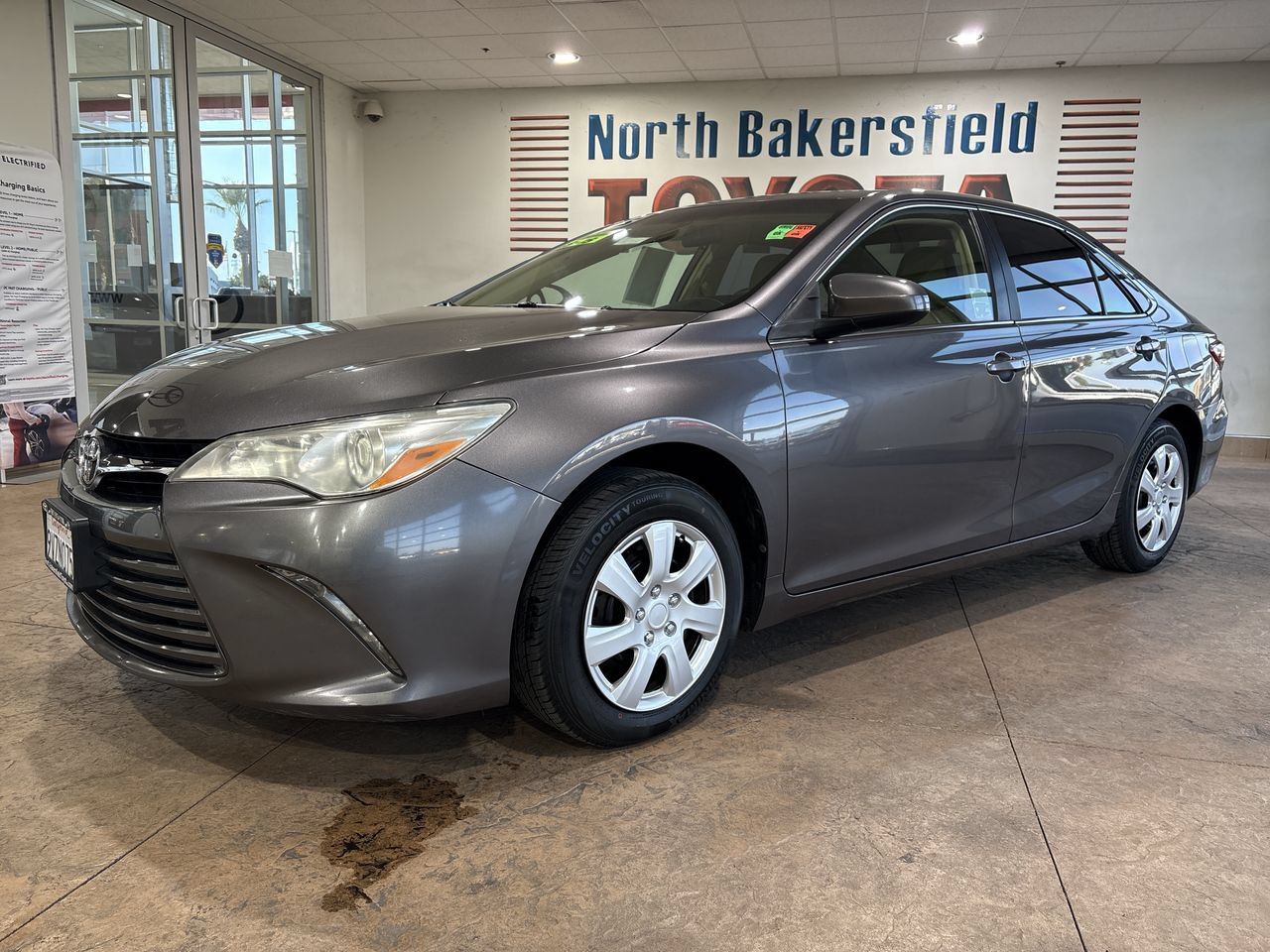 Used 2017 Toyota Camry LE FWD image 1