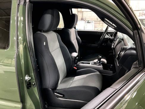 Used 2021 Toyota Tacoma TRD Sport w/ Technology Package image 6