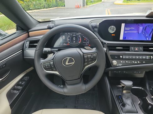 Used 2024 Lexus ES 350 w/ Premium Package FWD image 16