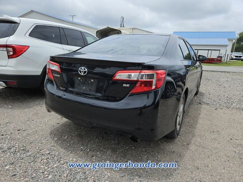 Used 2014 Toyota Camry SE FWD image 6