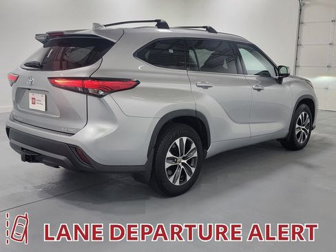 Certified 2021 Toyota Highlander XLE image 8