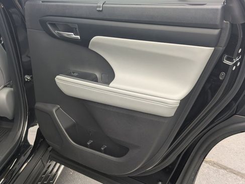 Used 2026 Toyota Highlander XLE image 15