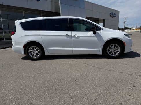 Used 2024 Chrysler Pacifica Touring-L FWD image 2