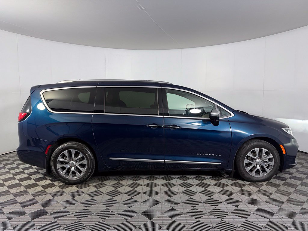 Used 2023 Chrysler Pacifica Pinnacle FWD image 6