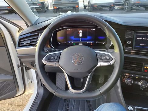 Used 2024 Volkswagen Jetta SE FWD image 13