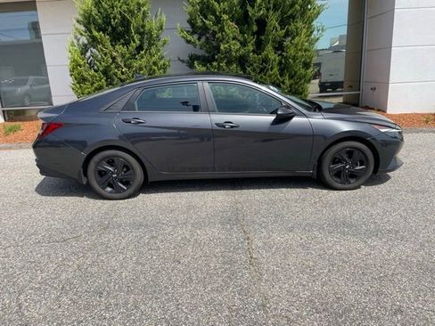 Used 2022 Hyundai Elantra SEL w/ Convenience Package FWD image 3