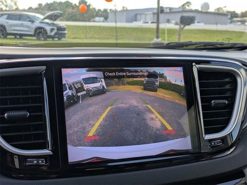 Used 2024 Chrysler Pacifica Touring-L image 25