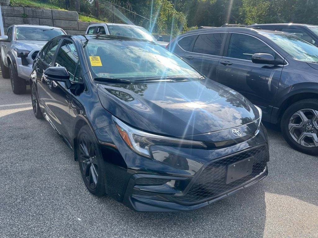 Used 2023 Toyota Corolla SE FWD image 2