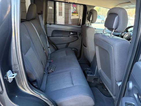 Used 2011 Jeep Liberty Sport image 19