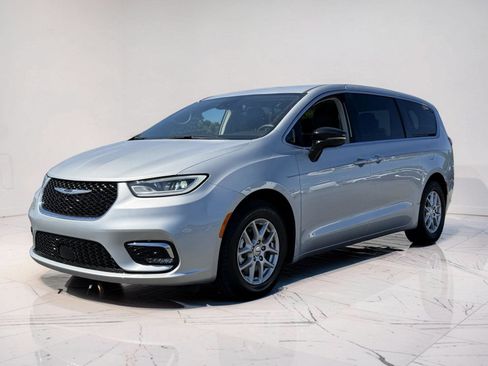 Used 2024 Chrysler Pacifica Touring-L FWD image 4