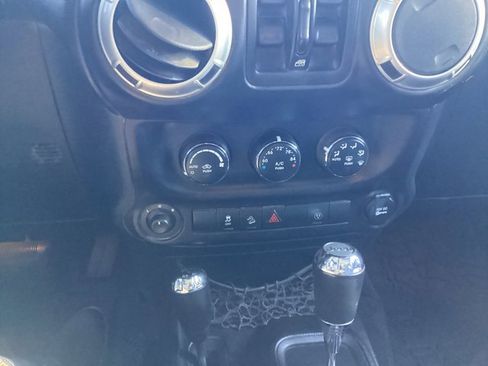 Used 2015 Jeep Wrangler Unlimited Rubicon w/ Connectivity Group image 16