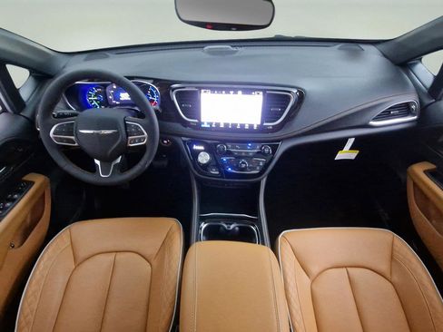 Used 2023 Chrysler Pacifica Pinnacle FWD image 9