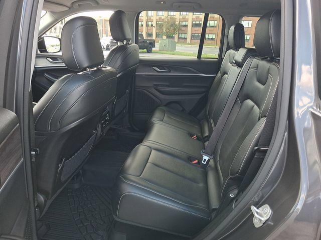 Used 2023 Jeep Grand Cherokee Limited w/ Black Appearance Package AWD/4WD image 10