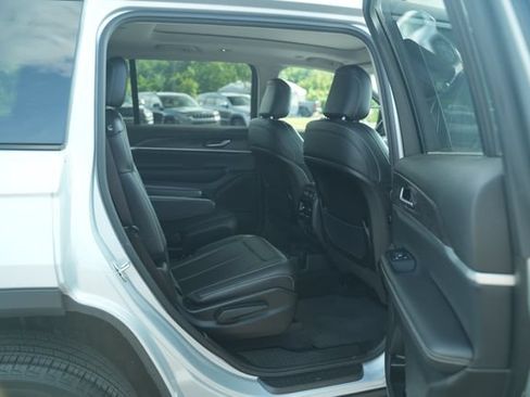 Used 2023 Jeep Grand Cherokee L Limited AWD/4WD image 23