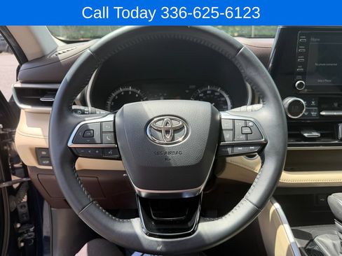 Used 2020 Toyota Highlander XLE FWD image 18