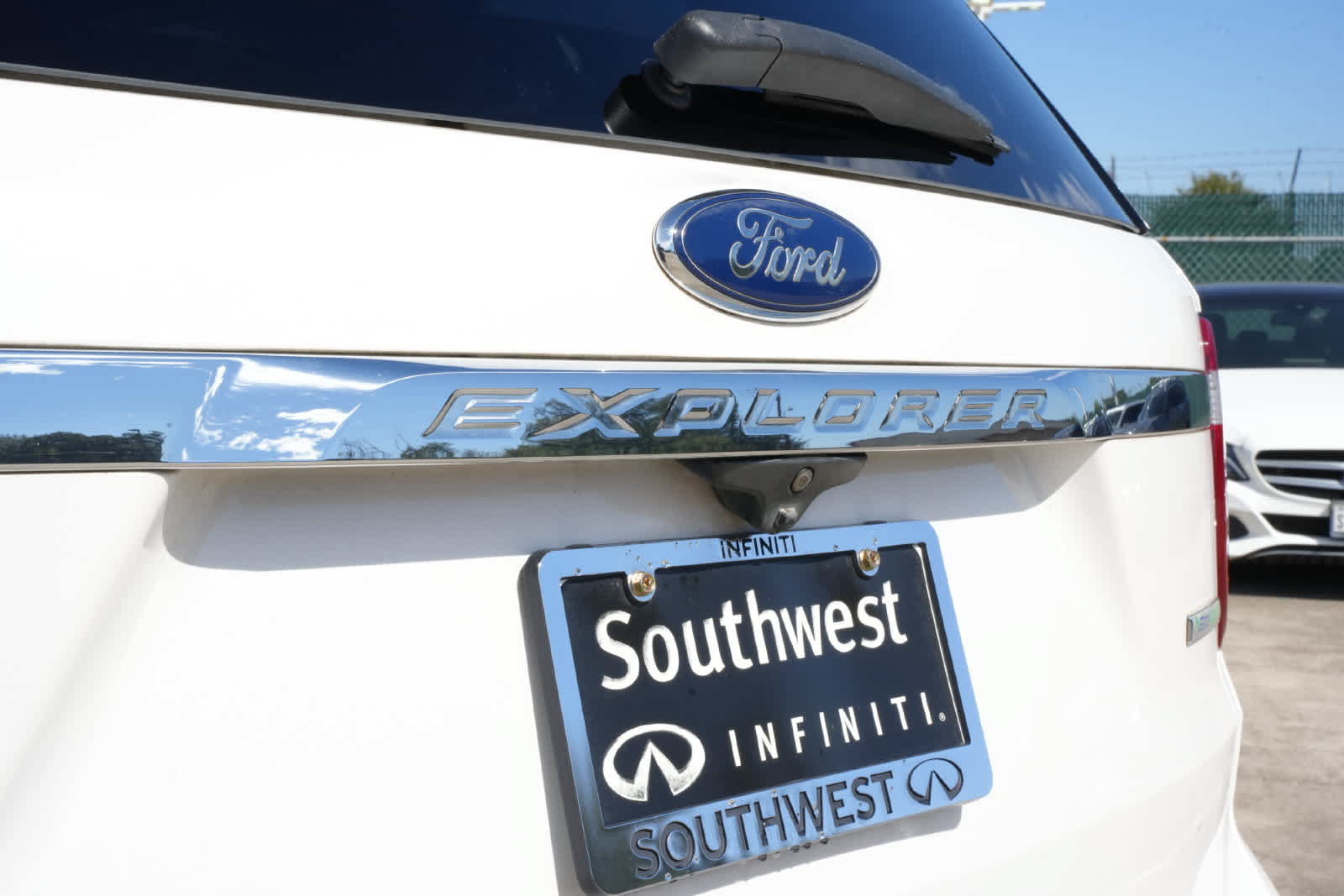 Used 2018 Ford Explorer Limited w/ Ford Safe & Smart Package FWD image 19