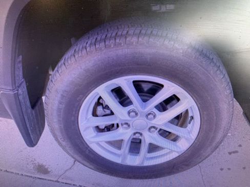 Used 2024 Jeep Grand Cherokee L Laredo w/ Luxury Tech Group I image 16