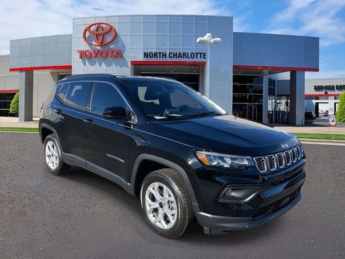 Used 2025 Jeep Compass Latitude image 3