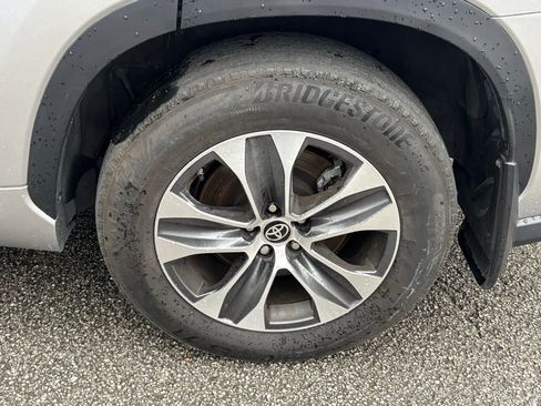 Used 2025 Toyota Highlander XLE image 6