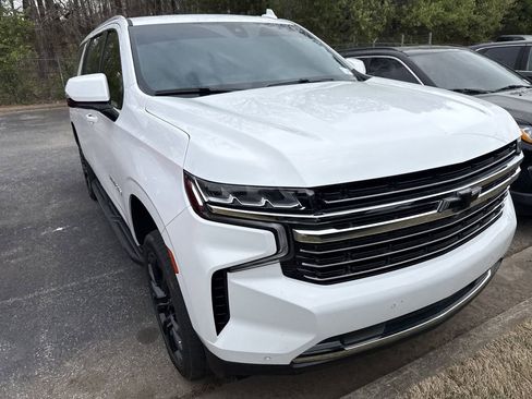 Used 2022 Chevrolet Suburban LT w/ Luxury Package image 3