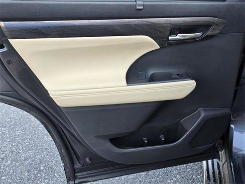 Certified 2025 Toyota Highlander Limited image 40
