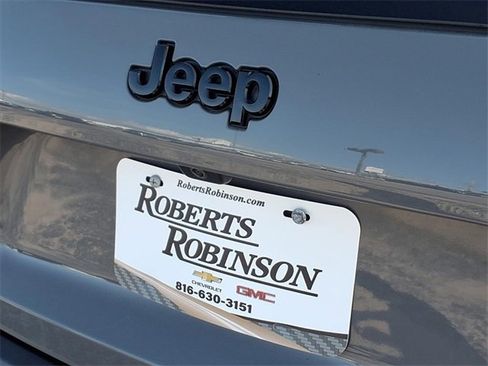 Used 2023 Jeep Cherokee Altitude Lux image 32