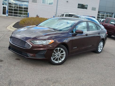 Used 2019 Ford Fusion SE FWD image 1