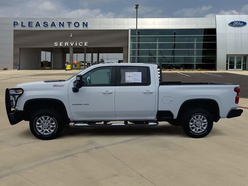 Used 2022 Chevrolet Silverado 2500 LT w/ Convenience Package AWD/4WD image 2