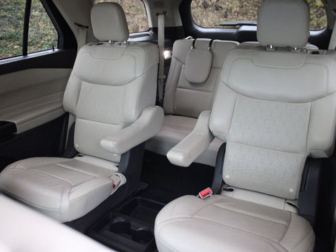 Used 2020 Ford Explorer Platinum w/ Premium Technology Package image 26