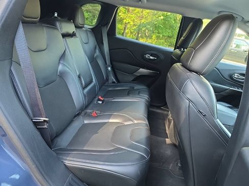 Used 2020 Jeep Cherokee Latitude Plus w/ Cold Weather Group AWD/4WD image 17