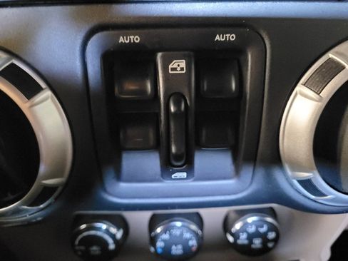 Used 2015 Jeep Wrangler Unlimited Sahara w/ Mopar Chrome Edition Group AWD/4WD image 27