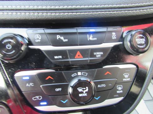 Used 2025 Chrysler Pacifica Limited FWD image 15