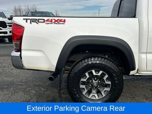 Used 2017 Toyota Tacoma TRD Off-Road image 10