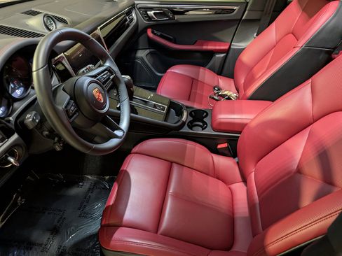 Used 2025 Porsche Macan image 5