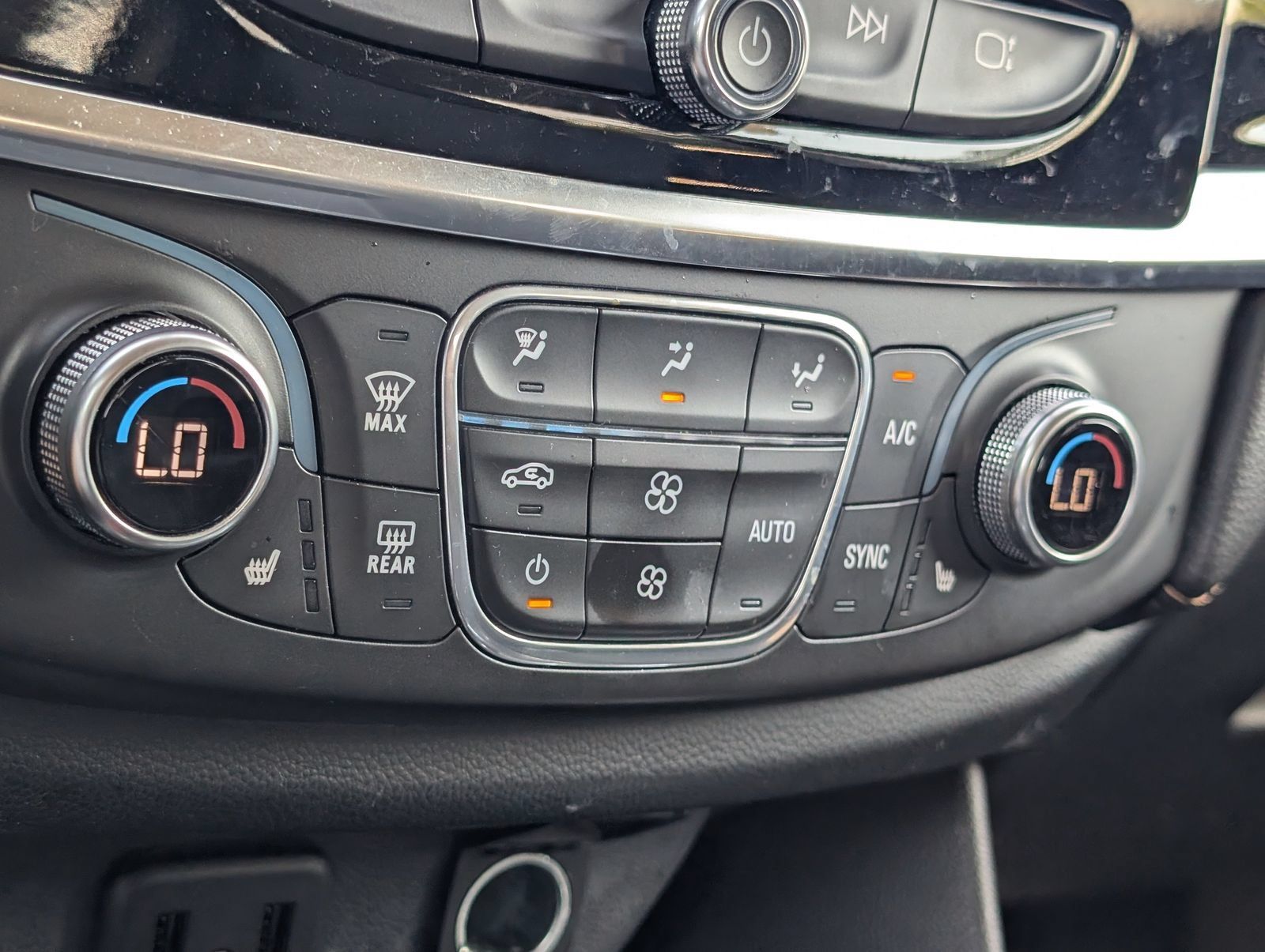 Used 2018 Chevrolet Traverse LT FWD image 10