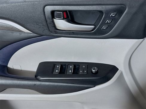 Used 2019 Toyota Highlander Limited image 16