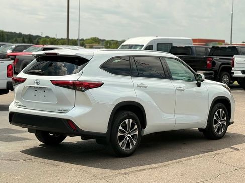 Used 2022 Toyota Highlander XLE AWD/4WD image 35