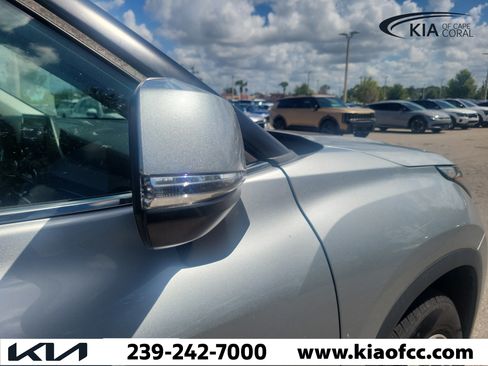 Used 2023 Toyota Highlander XLE FWD image 8