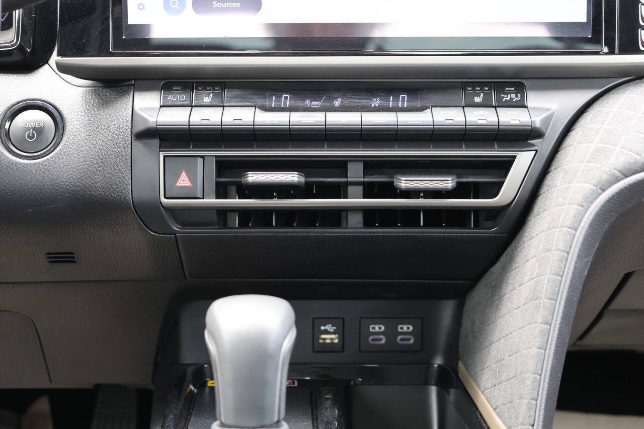 Used 2025 Toyota Camry XLE FWD image 19