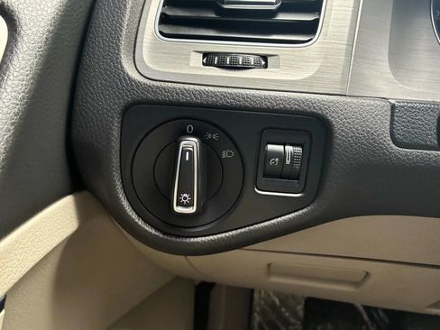 Used 2015 Volkswagen Golf S image 25