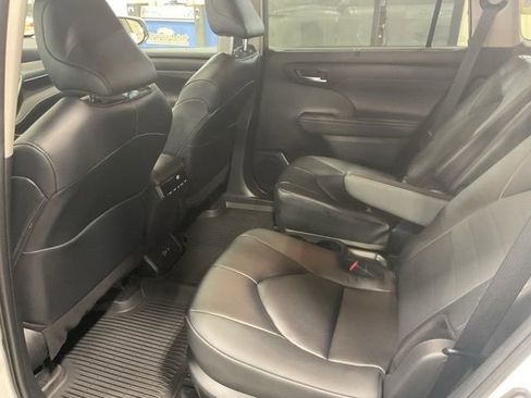 Used 2025 Toyota Highlander XLE image 19