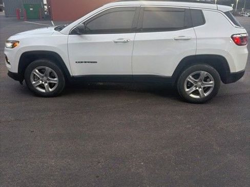 Used 2023 Jeep Compass Latitude w/ Convenience Group AWD/4WD image 5