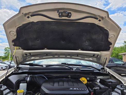 Used 2016 Chrysler Town & Country Touring FWD image 22