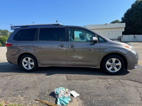Used 2018 Toyota Sienna LE FWD image 6