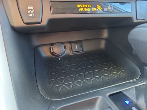 Used 2021 Toyota RAV4 XLE w/ Convenience Package image 40