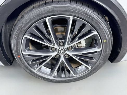 Certified 2025 Toyota Prius XLE FWD image 31