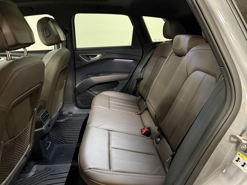 Used 2024 Audi Q4 e-tron Prestige image 17