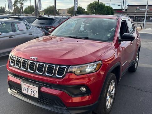 Used 2025 Jeep Compass Latitude w/ Sun & Sound Group AWD/4WD image 1