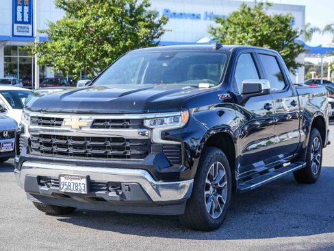 Used 2022 Chevrolet Silverado 1500 LT AWD/4WD image 3