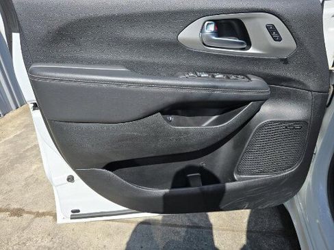 Used 2023 Chrysler Pacifica Limited w/ Uconnect Theater Family Group image 9